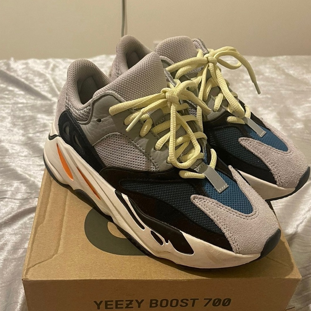 Yeezy foam runners size 4y like new